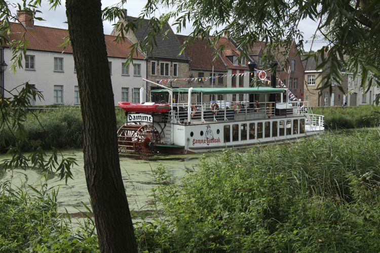 This image has an empty alt attribute; its file name is BRUGES-LOW-17-1.jpg